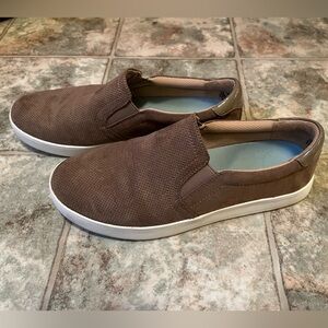 Dr. Scholl’s slip on women’s shoes. Color: tan size: 8.5M
